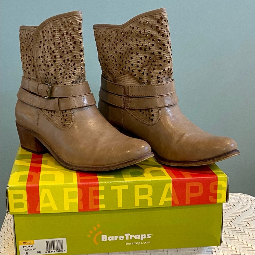 Baretraps brown western boots.